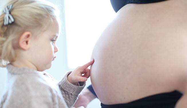 Er du gået over tid, kan den sidste ventetid efter termin føles alenlang. Sådan får du baby ud