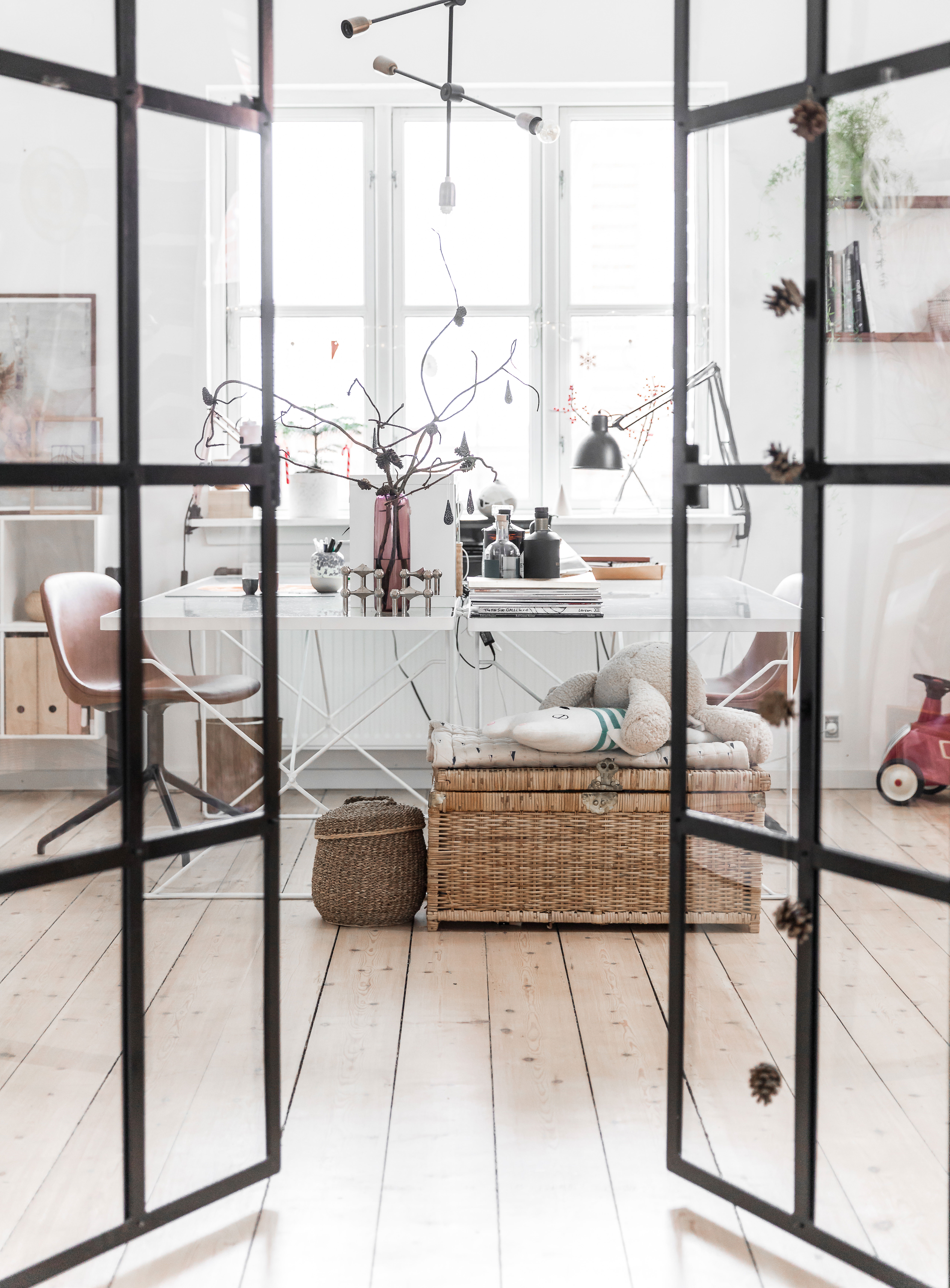 De voksnes arbejdsplads består af to gamle Ikea-borde sat sammen. Kontorstolen er fra Muuto.