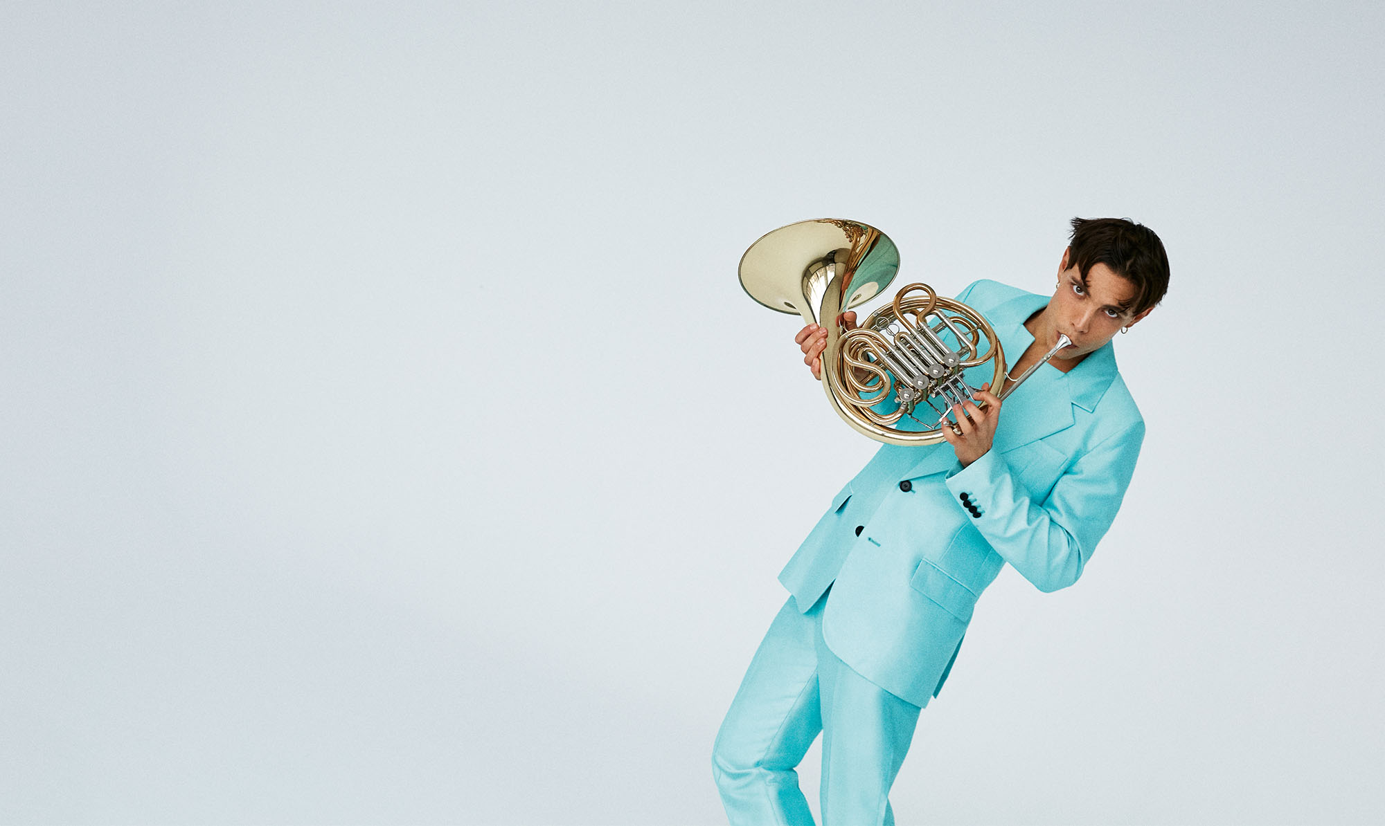 Styling: Rikke Jung Larsen. Grooming: Mads Stig. Model: Claudio/September Model Management. Fotoassistent: Nikolaj Thaning Rentzmann. Modeassistent: Sofie Behrendsen. Instrumenter udlånt af Brass Centrum. Modeserie