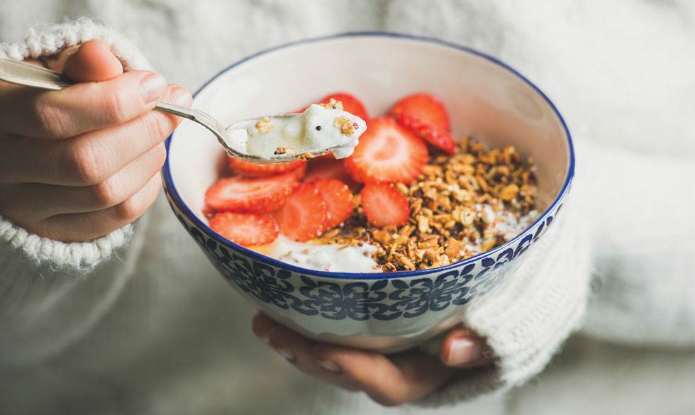 Mælkesyrebakterier i pilleform er det mest optimale. Yoghurt med jordbær og mysli