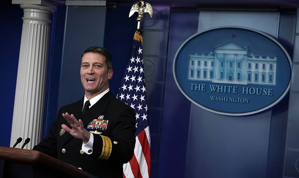 Ronny L. Jackson er søofficer, og cheflæge i Det Hvide Hus siden 2013. I går bekendtgjorde han for pressen, at der ikke er nogen spor af demens hos Donald Trump. Trump klarer demens-test