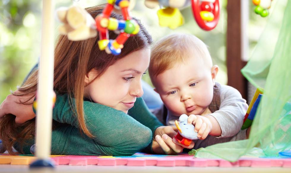 Når baby leger, stimuleres sanserne. Baby og mor