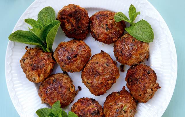 Frikadeller af hakket lammekød, krydret med mynte. Mums... Lammefrikadeller med mynre