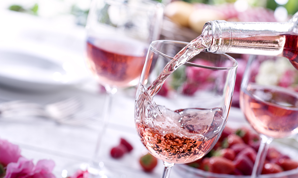 Der nærmest ikke nogen bedre måde at nyde (for)-sommeren på, end med et køligt glas rosé. rosevin i glas