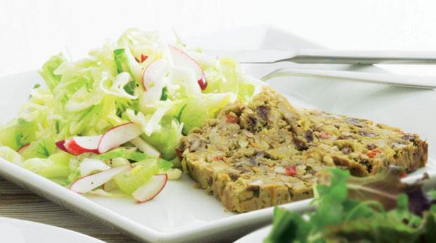 Vegetarisk farsbrød med spidskålssalat