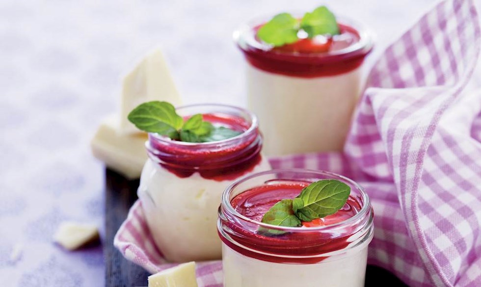 Hvid chokolademousse med hindbærsauce er en sikker vinder, når man taler dessert... Hvid chokolademousse