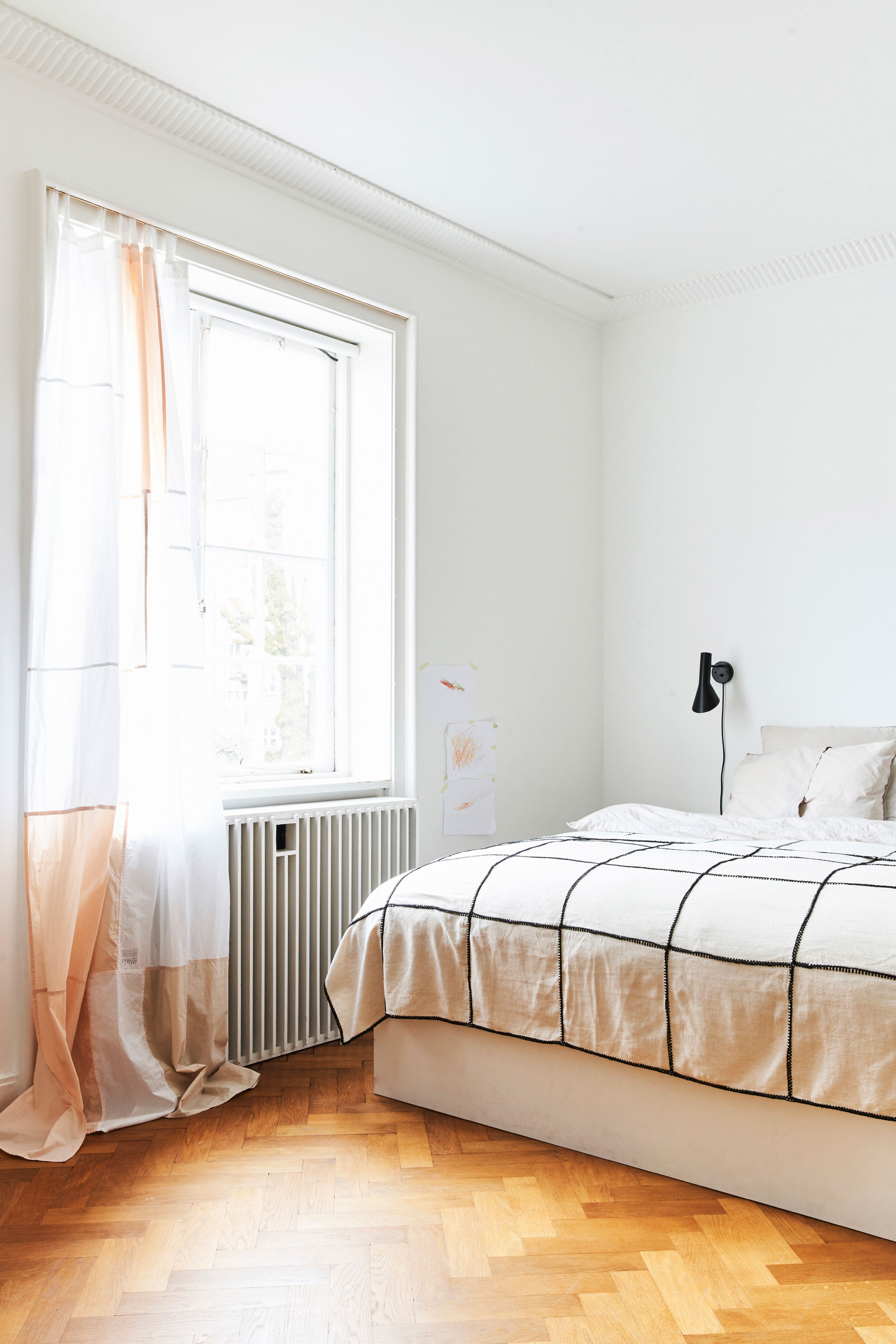 Det smukke, varme sildebensparket er nærmest en dekoration i sig selv i soveværelset, som er holdt enkelt og rent. Sengetæppet er fra Aiayu, natlampen er af Arne Jacobsen.