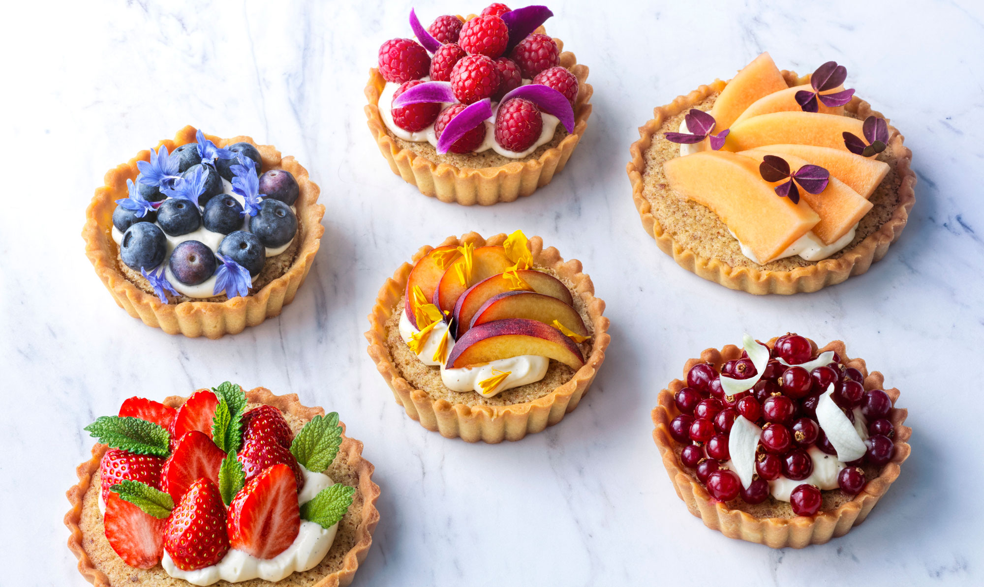 Små mazarintærter med creme og frugt