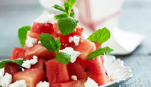 Vandmelonsalat med gedefeta og mynte Opskrift på vandmelonsalat med gedefeta og mynte