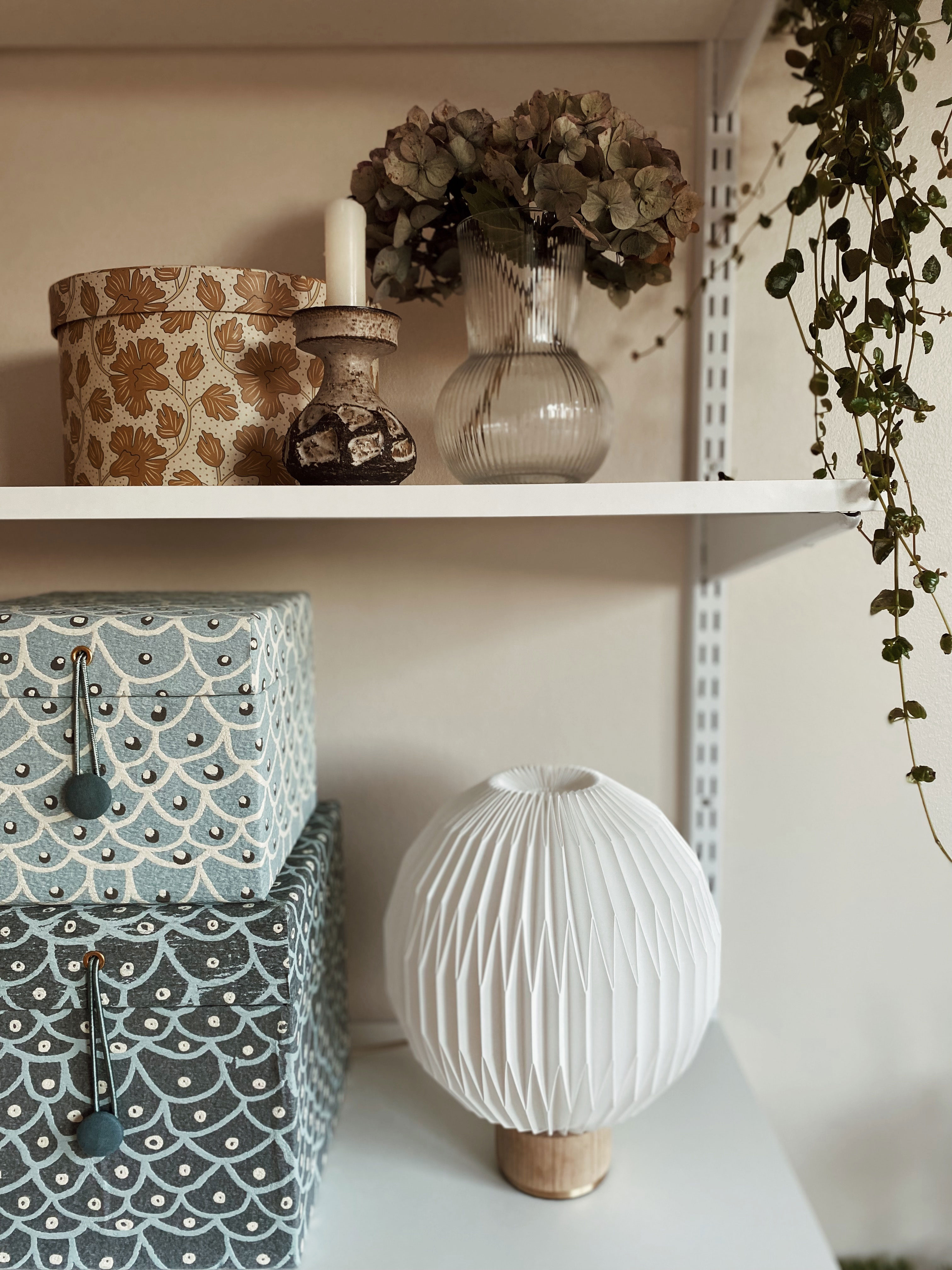 Æsker fra Søstrene Grene og lampe fra Le Klint.