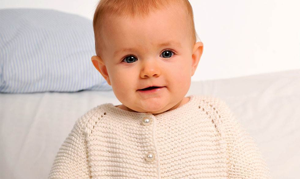 Hvis du kigger godt efter, finder du det sødeste bladmotiv på forstykke og ærmer. Strikket cardigan og strikket tæppe til baby