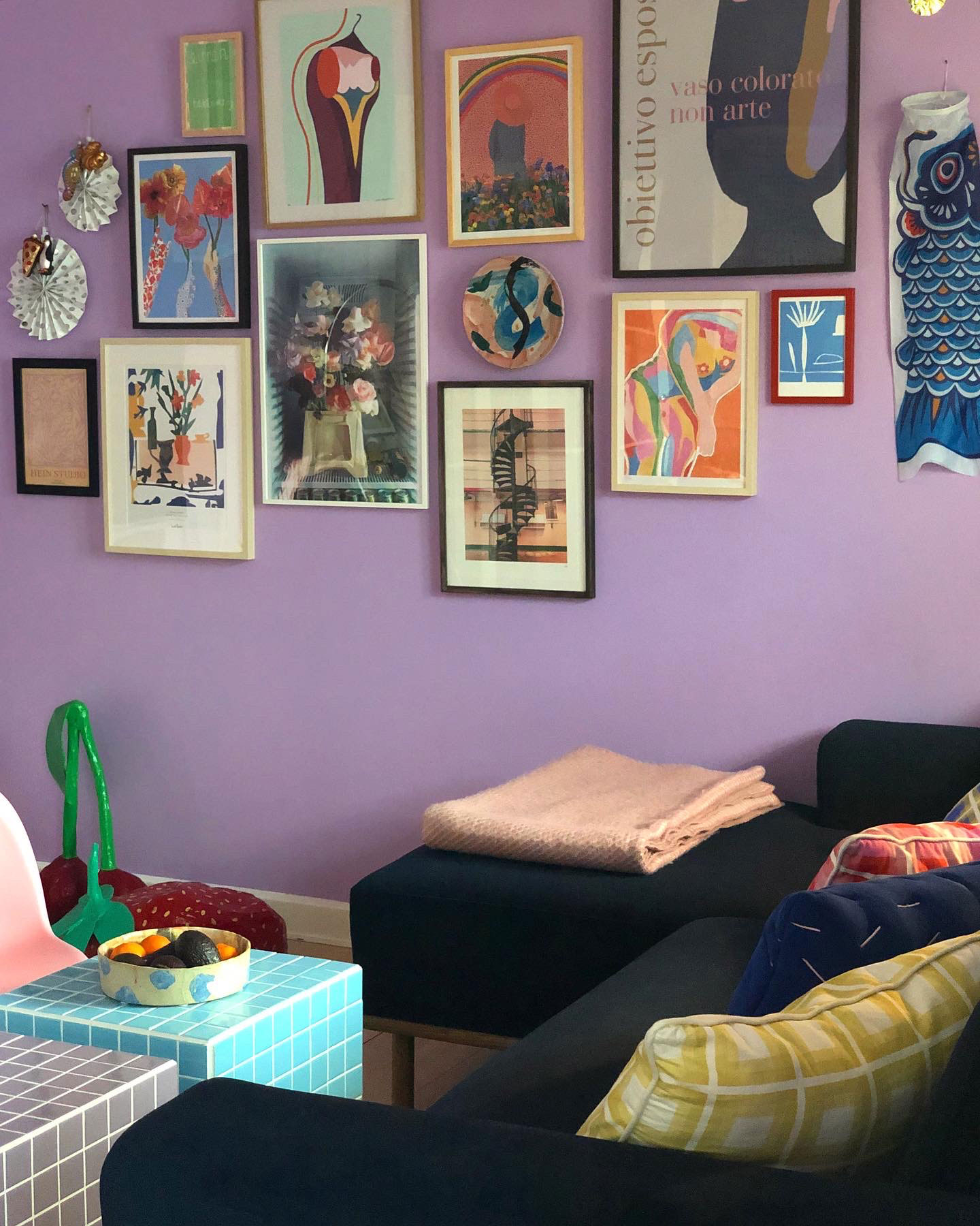 Den fine billedvæg i stuen med plakater fra Stilleben, Poppykalas, Finderskeepers, Louise Dransfeldt og Astrid Wilson.