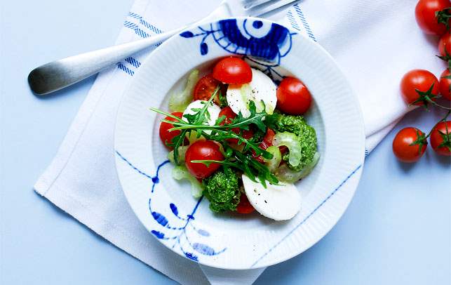 Salat med rucola-pesto, tomat og mozzarella Opskrift på salat med rucola-pesto, tomat og mozzarella