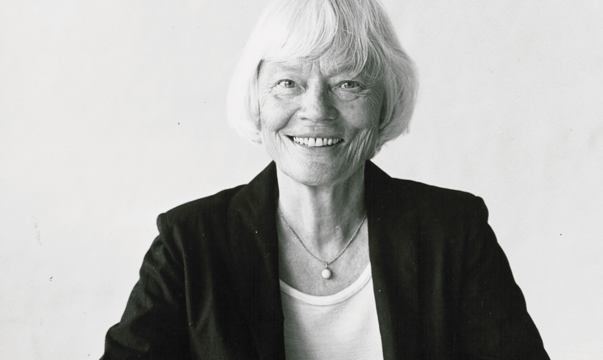 Grethe Meyers designs var skabt til at frigøre tid og plads for kvinderne i de små lejligheder, men hendes succes var ikke uden omkostninger i privatlivet. Hør hvorfor i det nye afsnit af Møbelmestrene på Talk Town. Grethe Meyer