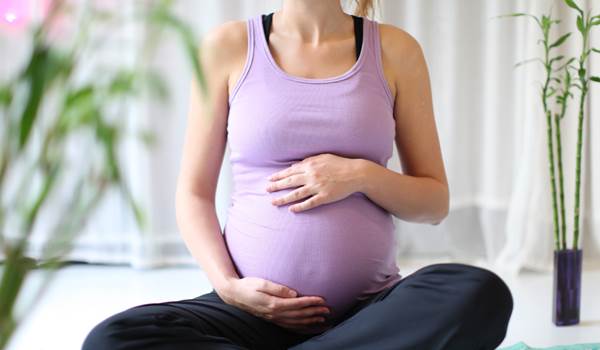 Som gravid må du gerne dyrke motion. Her får du seks lette træningsøvelser til stuegulvet. Motion for gravide