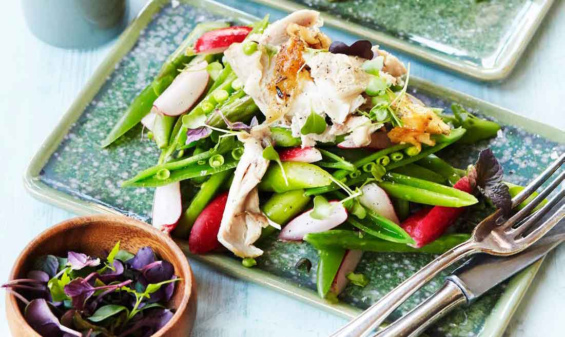 Skøn forårskylling med masser af grøntsager... Stegt kylling med sprød salat af sugarsnaps og radiser