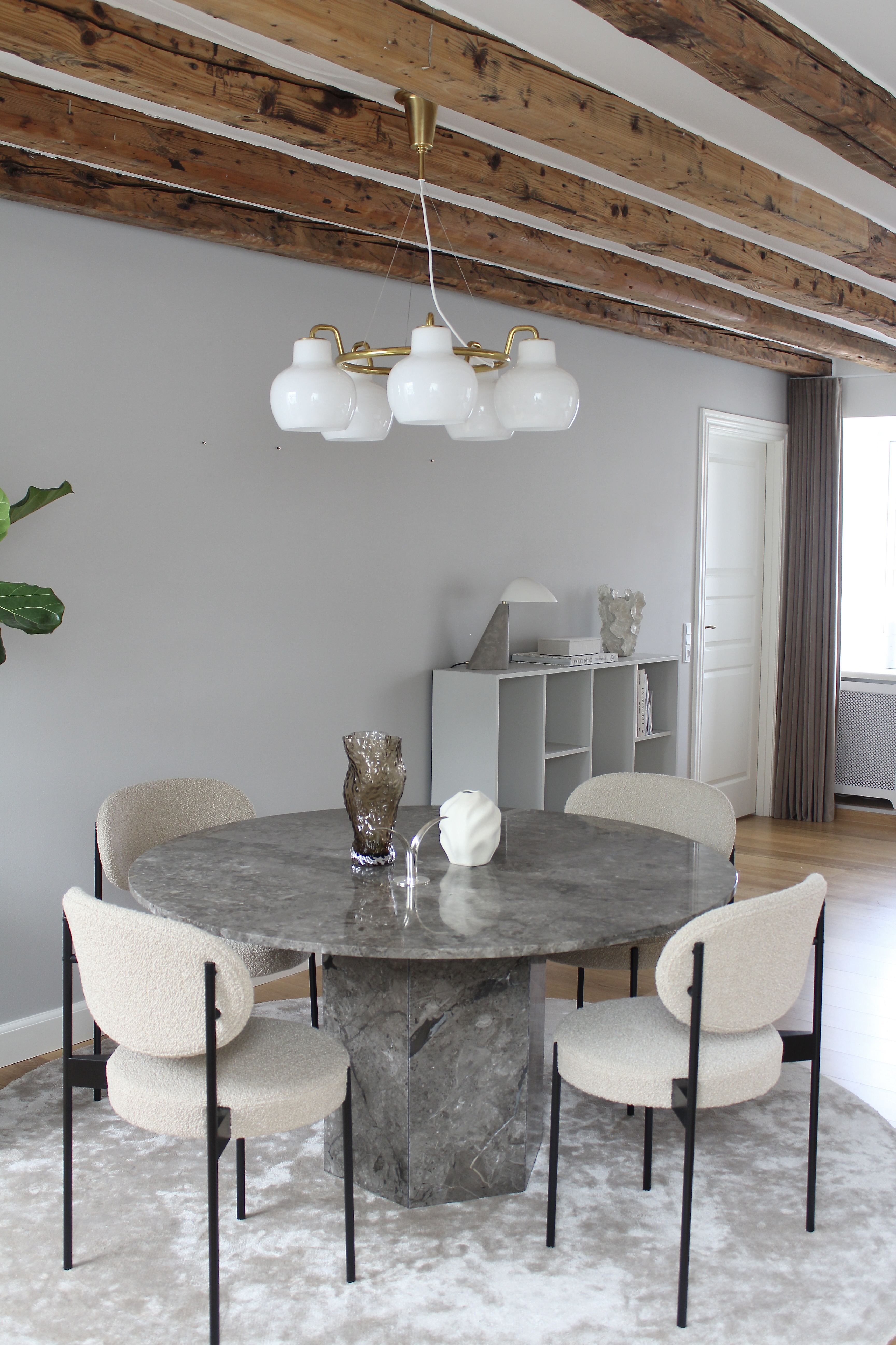 Spisebordsstolene er fra serie 430 designet af Verner Panton.