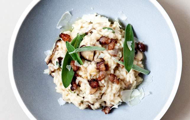 Lækker risotto med svampe, bacon og ramsløg. Opskrift på risotto med kantareller, ramsløg og bacon