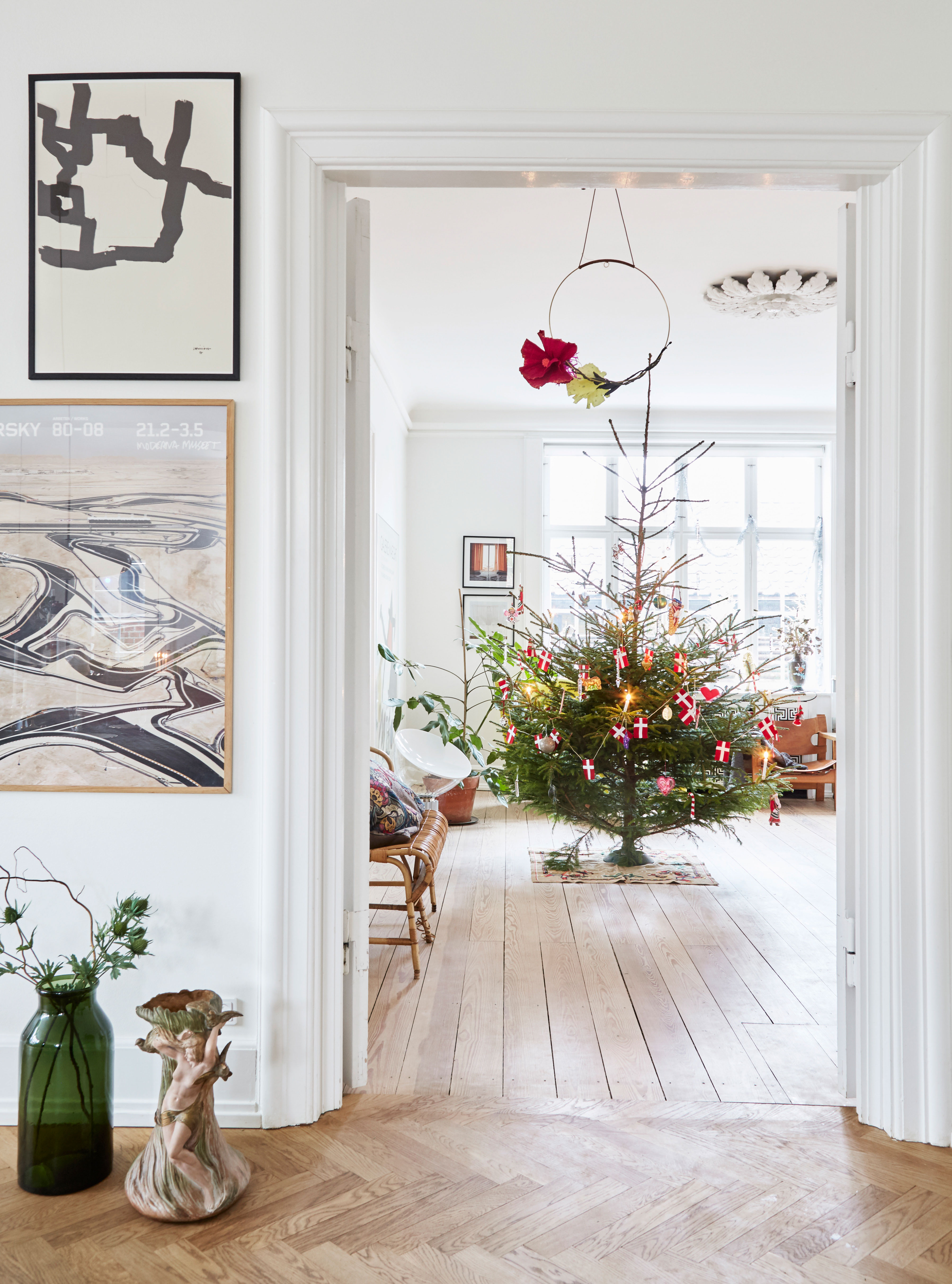 Rødgranen har et nostalgisk look i sig selv, og med Saras sikre hånd er den pyntet med en god blanding af traditionel pynt og mere moderne fund. Juletræstæppet er et loppefund.