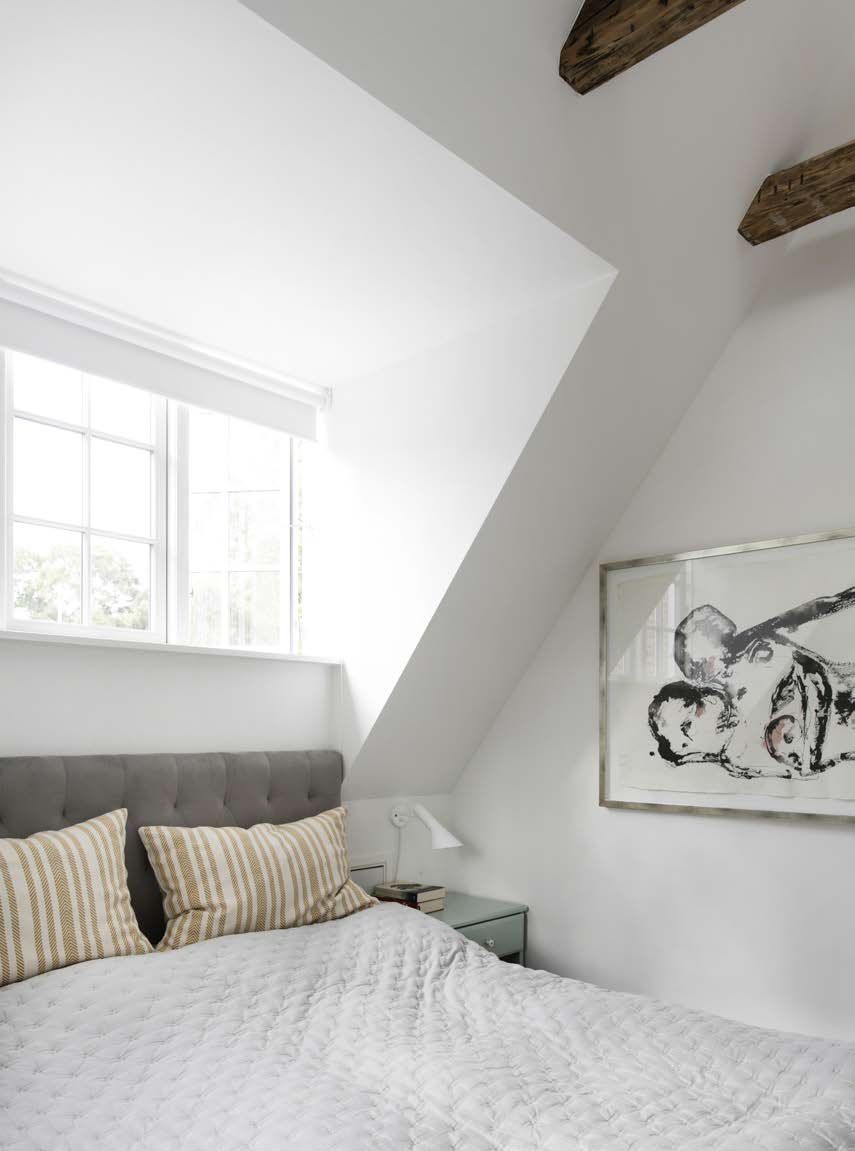 Soveværelset er blevet lyst og luftigt efter renoveringen med loft til kip.