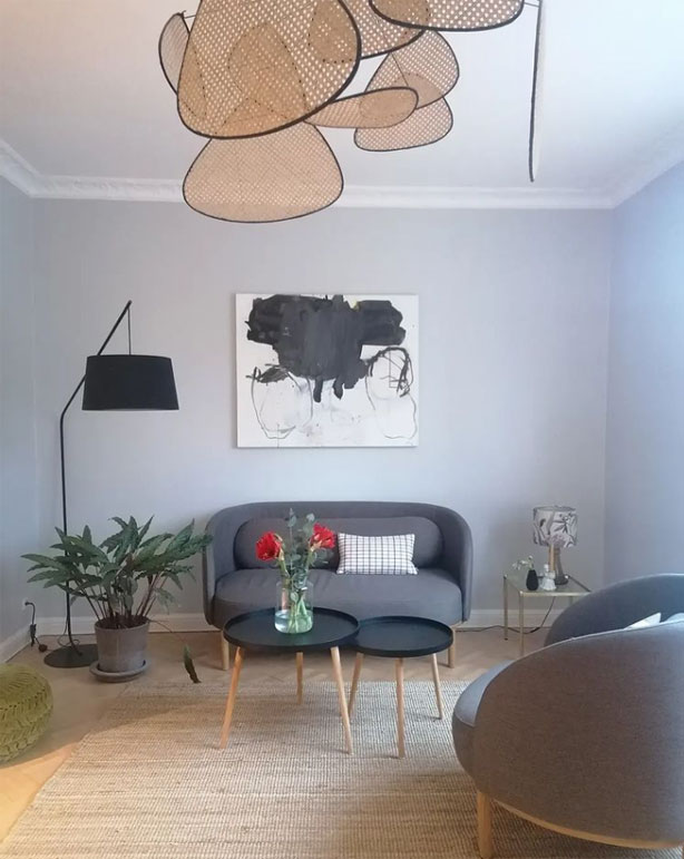 Loftlampe i fransk flet fra Beau Marché, og maleriet er fra Peter Skovgaard.