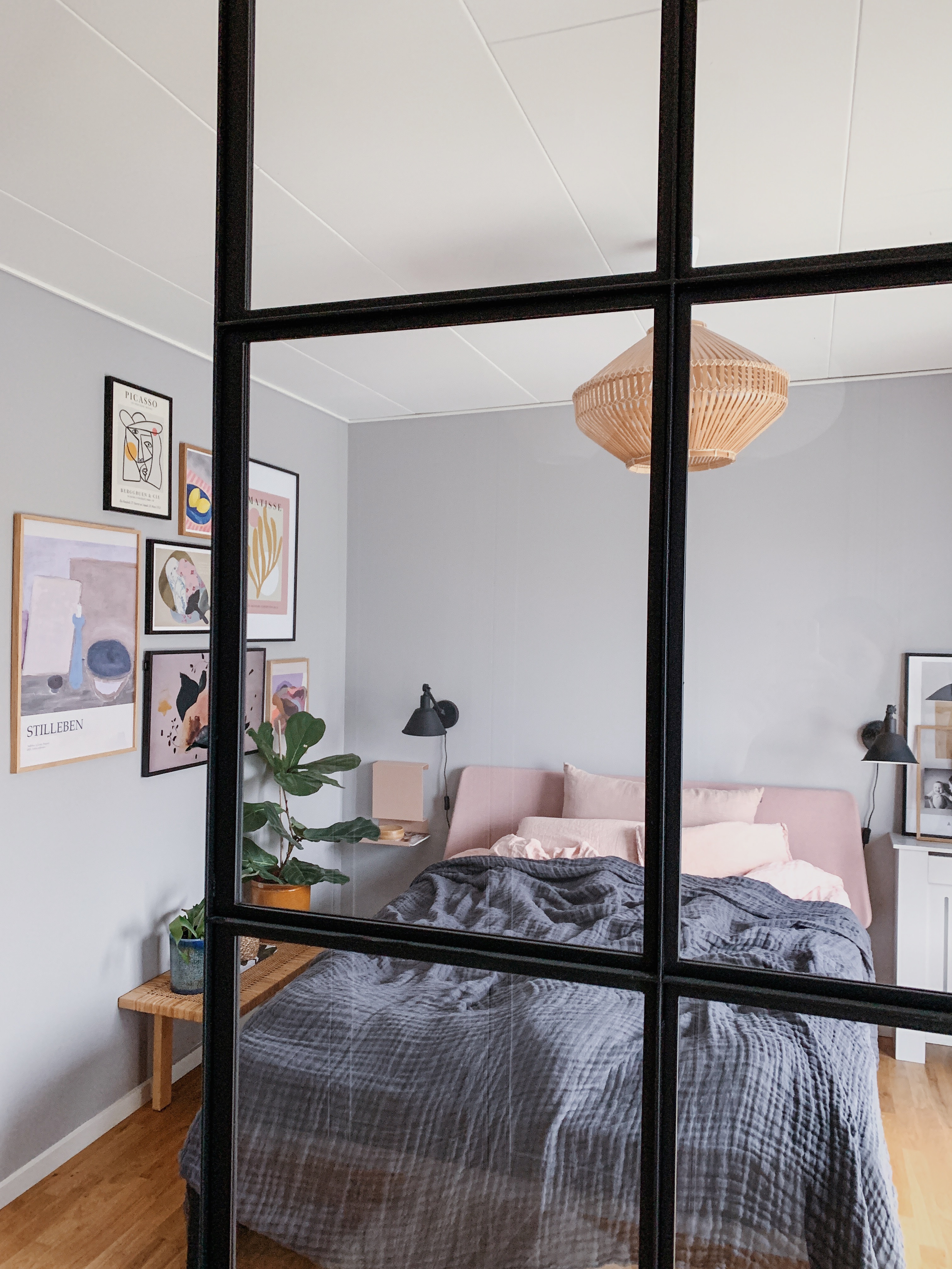 Glasvæggen i soveværelset er fra First Floor Copenhagen.