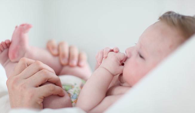 Babymassage er godt - både for dig og baby! 10 måder at underholde baby på