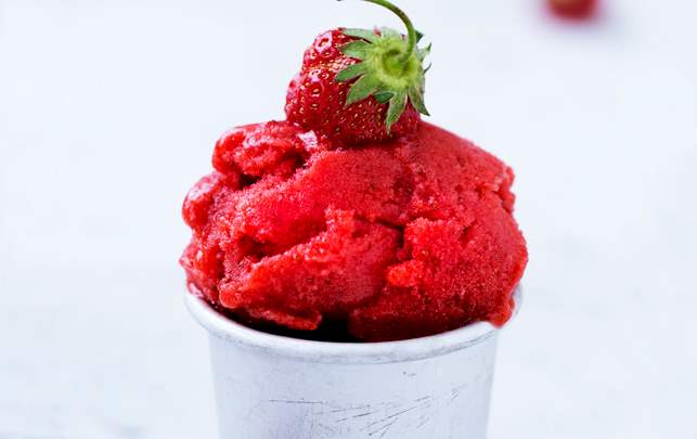 Få opskriften på den lækreste, letteste jordbærsorbet Få opskriften på den lækreste, letteste jordbærsorbet