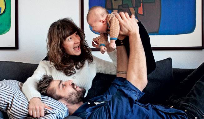Iben forberedte sig til sin fødsel med Smertefri fødsel, selv om hun syntes, det lød alt for hippie-agtigt. Men det fungerede helt perfekt. Her er hun i sofaen med sin kæreste og sønnen Kaj. Foto: Kaare Smith Fødselsdepression