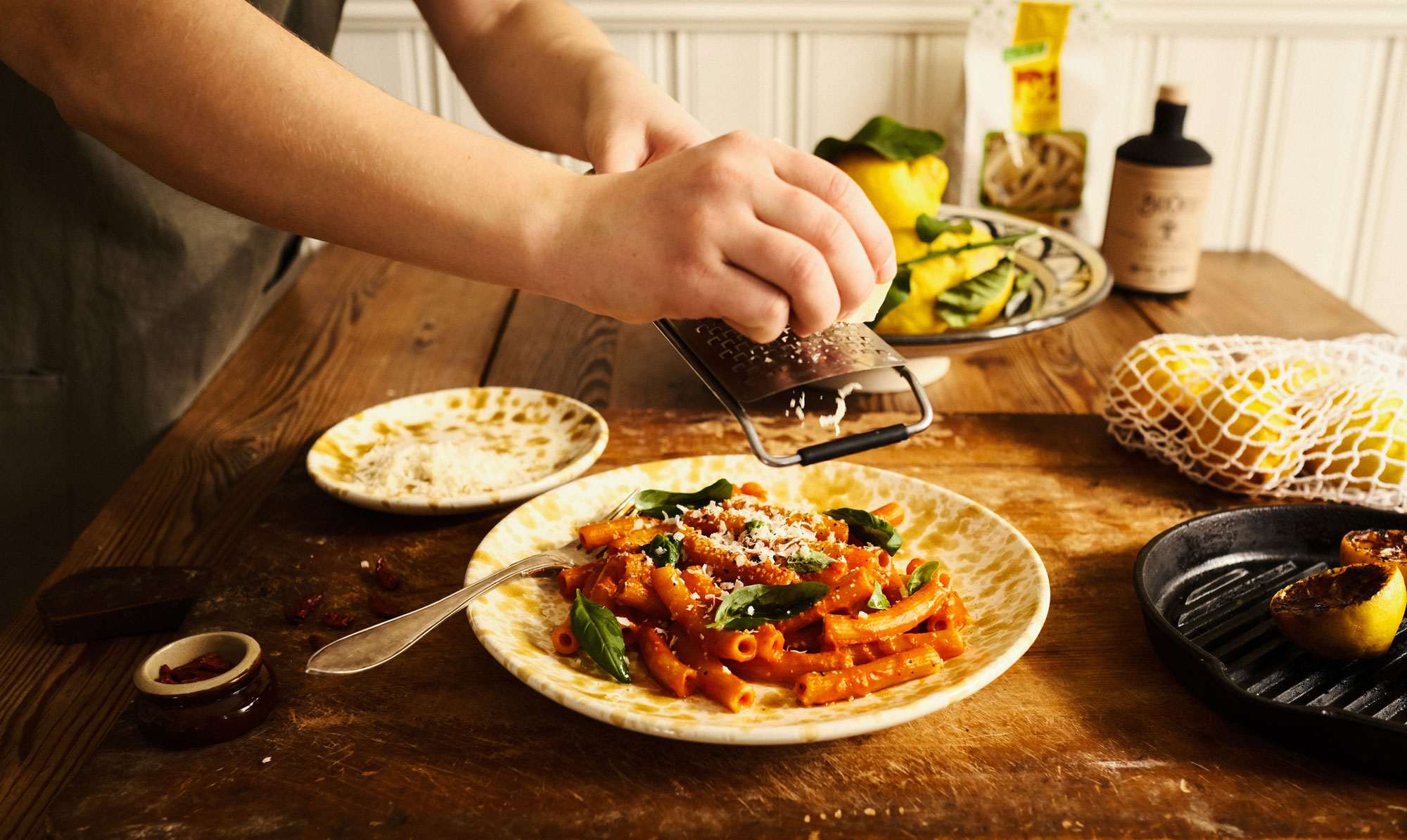 De fleste kender vodkapasta. Det her er version 2.0 - ginpasta! Rigati alla Gin: Sådan laver du pasta med gin