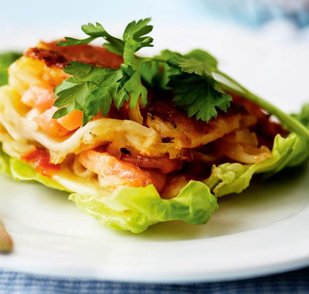 Lasagne med laks og spidskål