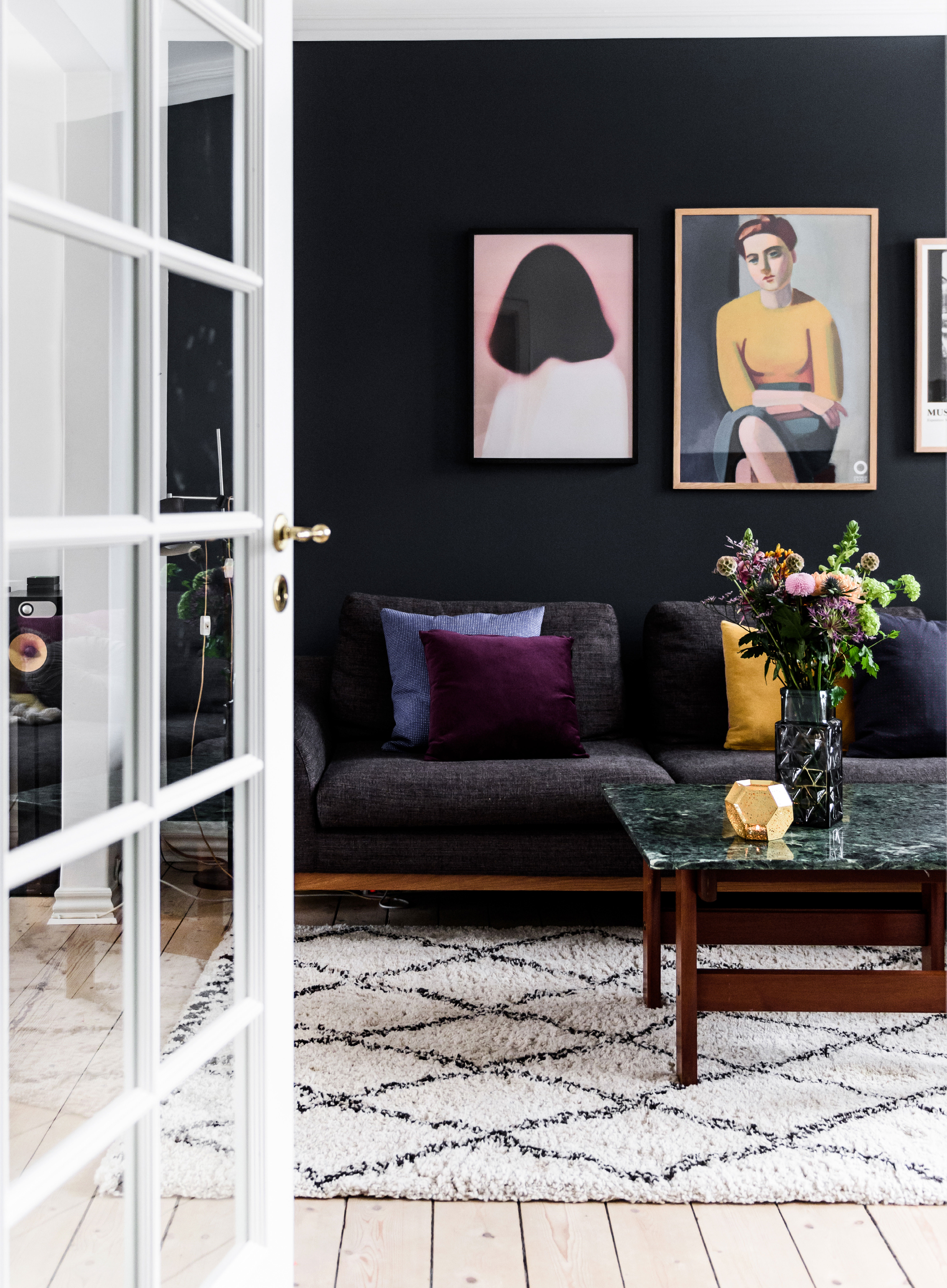 Sofaen fra Sofakompagniet gøres indbydende med puder i forskellige farver fra Marokko, Ellos, Ikea x Hay og Søstrene Grene.