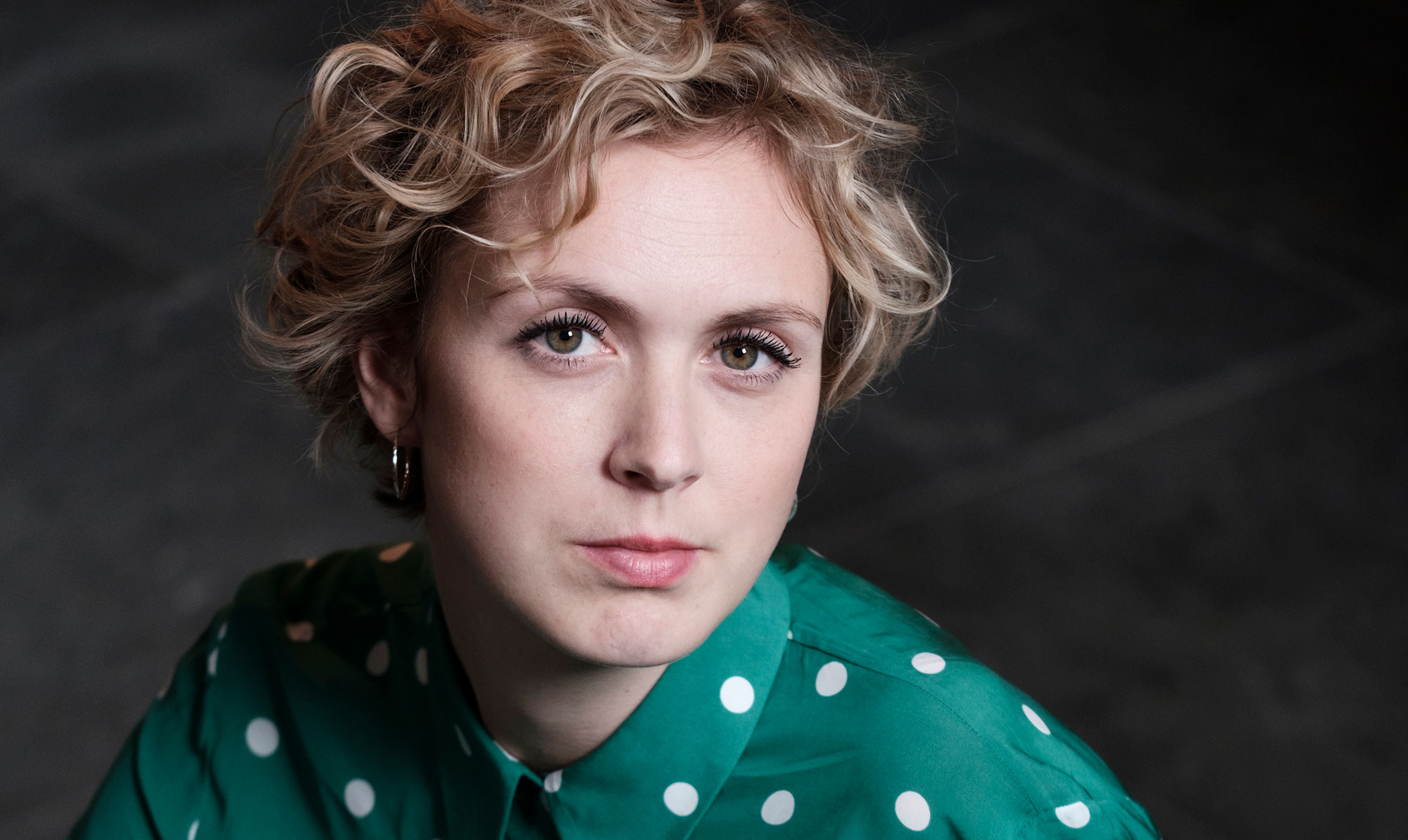 Puk Qvortrup (f. 1986) er journalist og forfatter til den selvbiografiske roman ”Ind i en stjerne”, som udkommer 3. maj og handler om tabet af sin mand, Lasse, da hun var 26 år og gravid med deres yngste søn, Kaj. Parret havde i forvejen Elmer på 2 år. Drengene er i dag 8 og 6 år. Puk er nu gift med Piermatteo, og sammen har de sønnen Paolo på knap 2 år. Puk Qvortrup