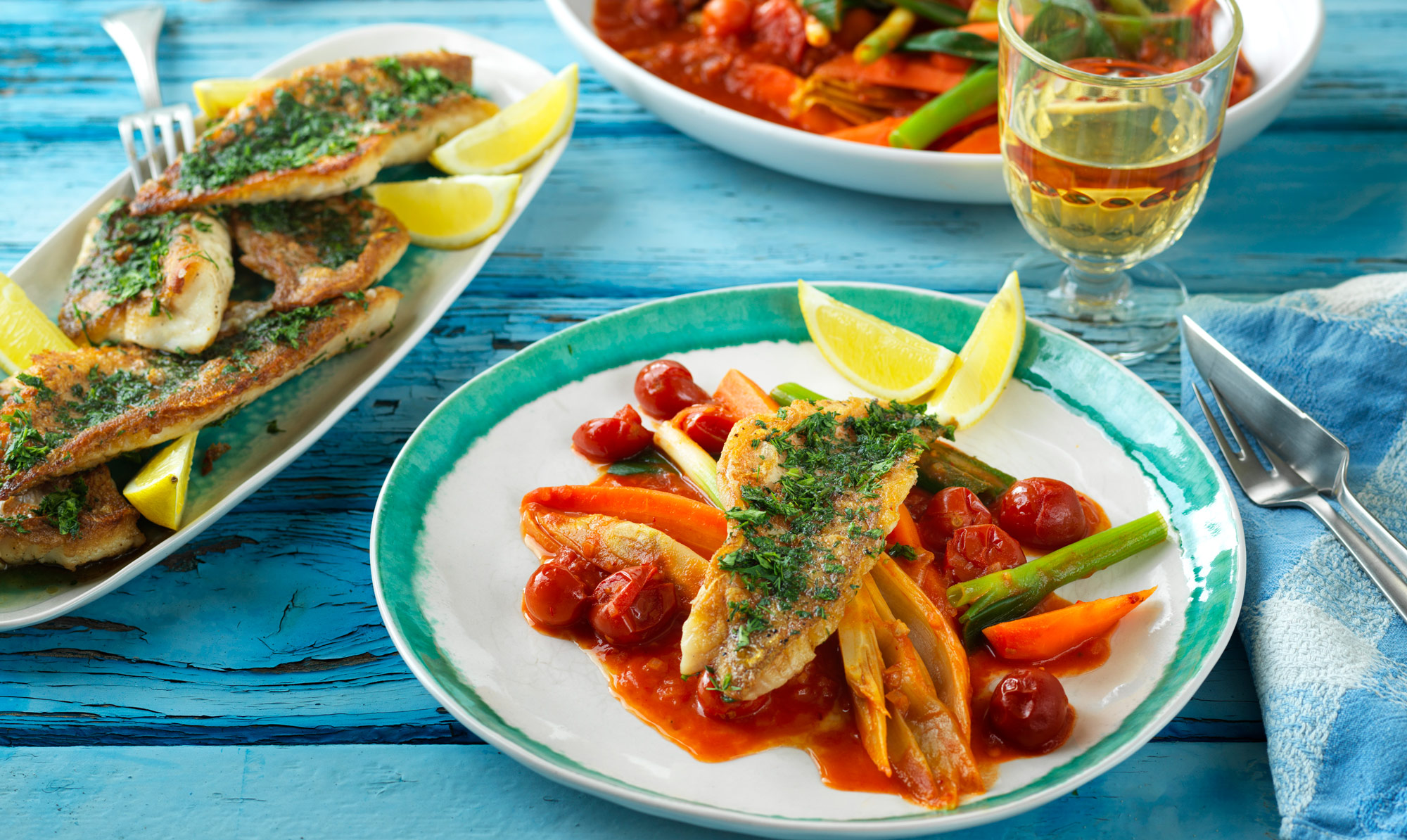 Skøn middag med stegt fisk. Stegt fisk med tomatbraiserede grøntsager