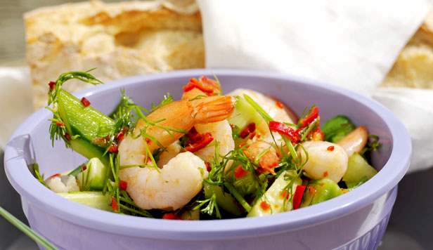 Agurk med store rejer, dild og lime-dressing Opskrift på agurk med store rejer, dild og lime-dressing