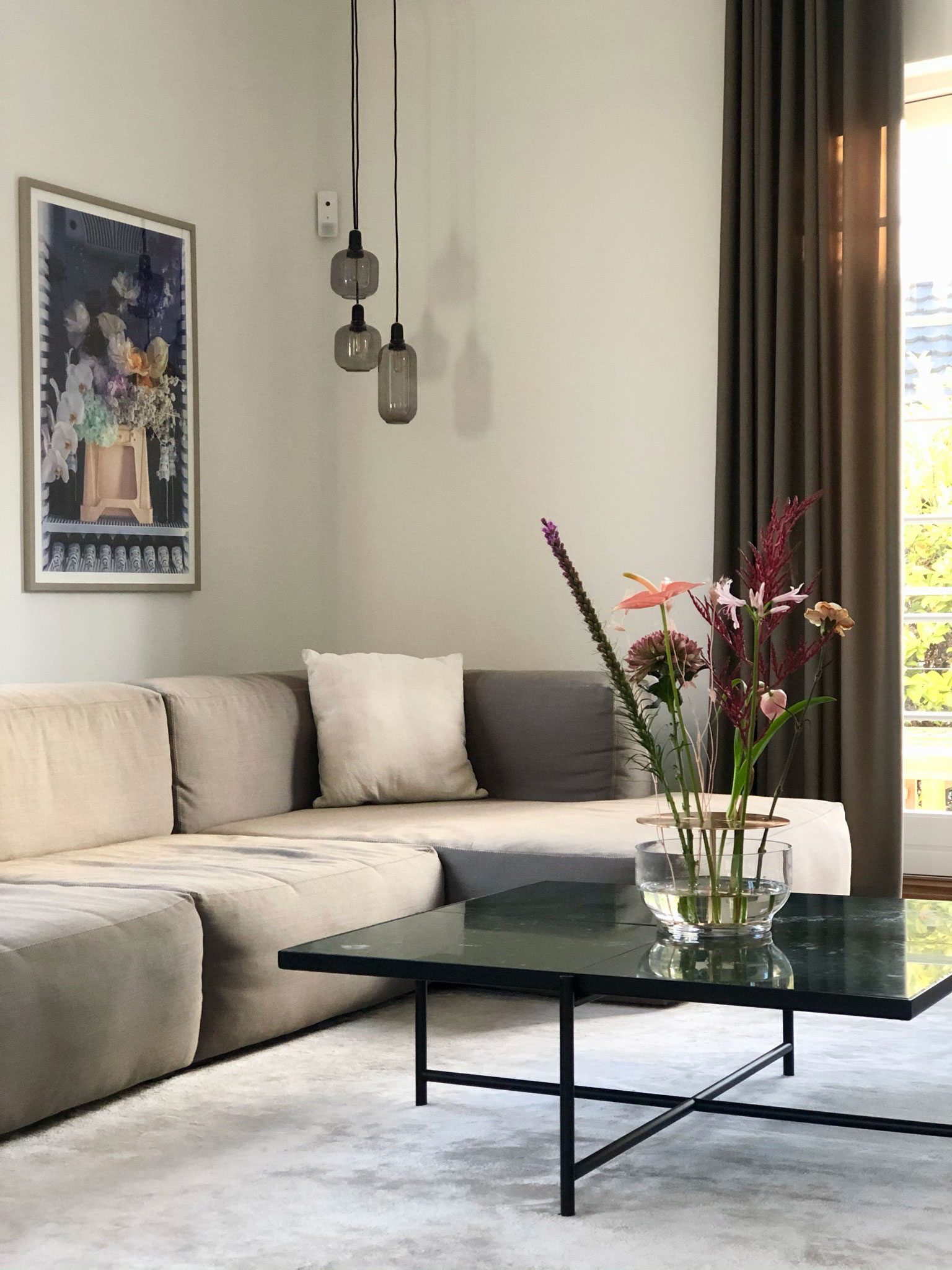 Modulsofa fra Hay, sofabord fra Handvärk. lamper fra Normann Copenhagen og plakat fra poster & Frame.