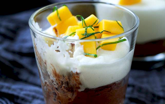 Chokolademousse med mangosalat Opskrift på chokolademousse med mangosalat