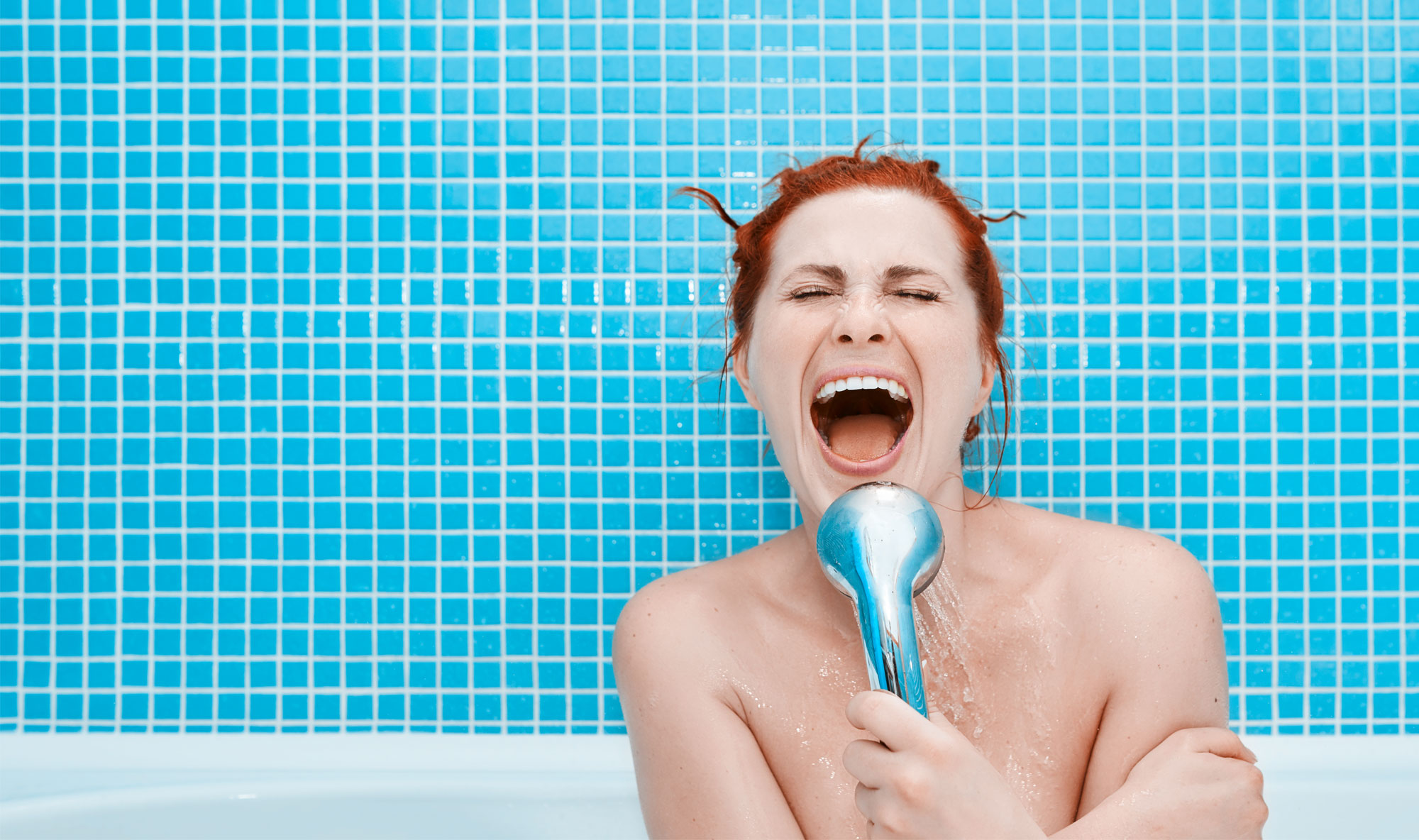 Kvinde synger i badet