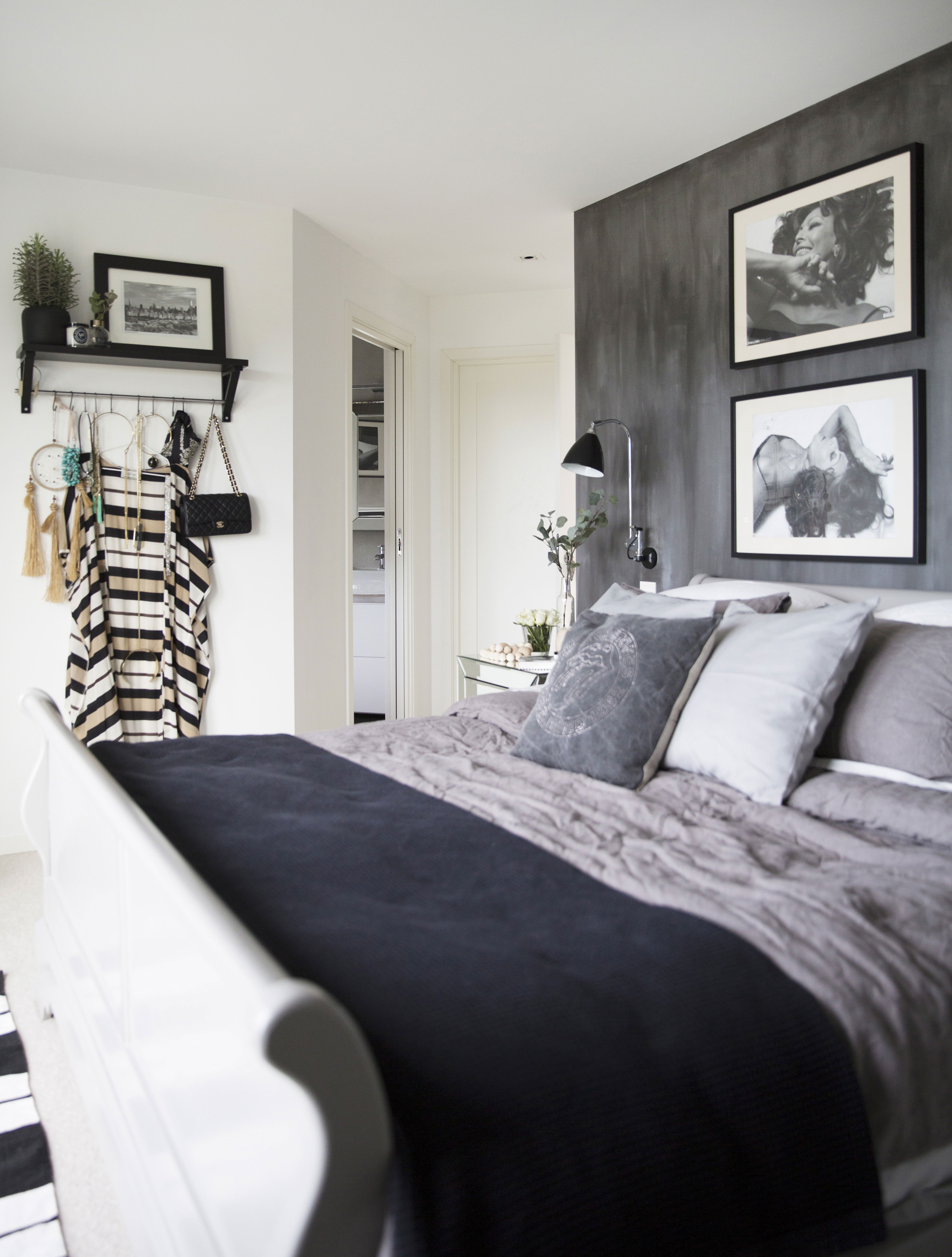 Der er eget bad, walk-in-closet og direkte udgang til balkon fra soveværelset.