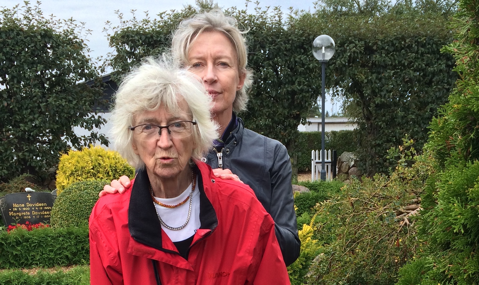 Ina sammen med sin demensramte mor, Doris. De to har lært hinanden at kende på nye måder efter sygdommen, fordi Ina på et tidspunkt stoppede med at rette på sin mor og i stedet valgte at gå med på hendes (og sygdommens) nye præmisser. Det gav fx adgang til en helt særlig usynlig verden og vigtige sider af Doris, hun aldrig før har kendt til. “Takket være demensen kom jeg til at lære min mor at kende som andet og mere end mor”