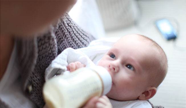 Spisetid kan sagtens være en intim stund for dig og baby - også selvom det er med flaske. Modermælkserstatning i stedet for amning