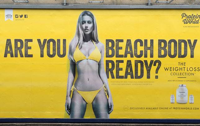 Denne reklame fra 2015 er endnu engang blevet omdrejningspunkt for debat om kropsfremstillinger i det offentlige rum. Reklamer og bodyshaming