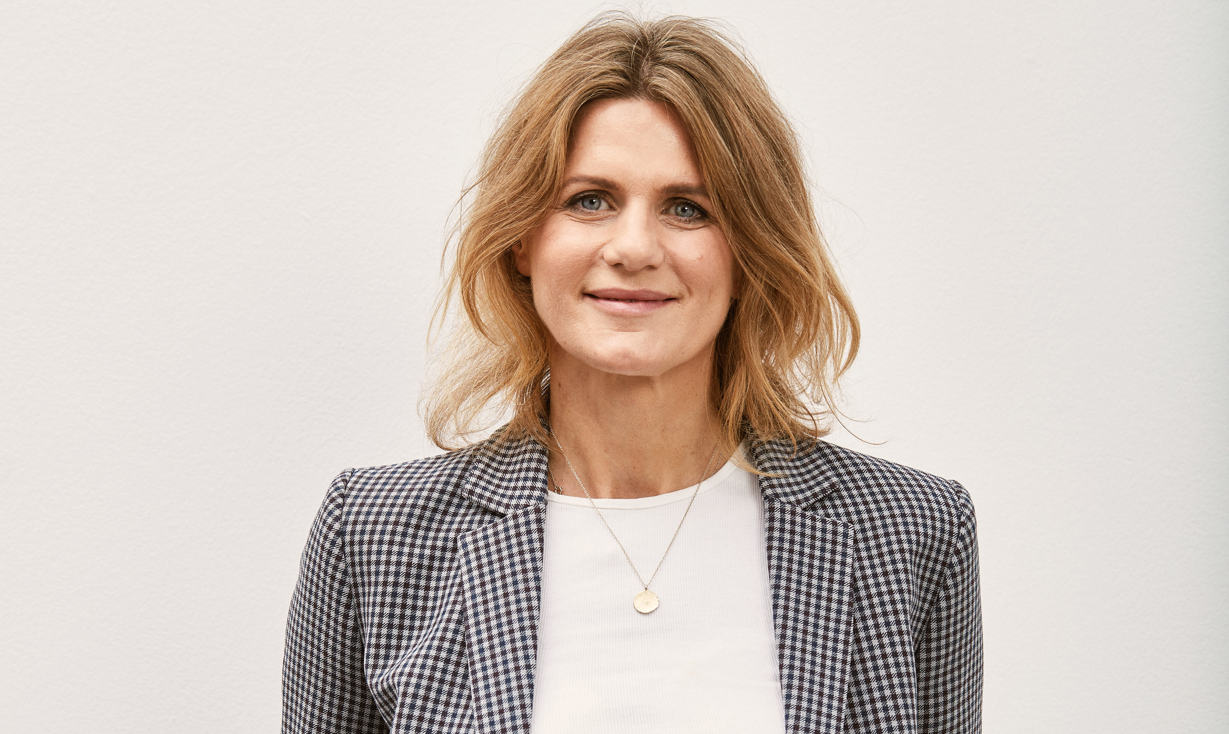 "Hvad f… er meningen med i 2021 at holde fast i, at man som kvinde kun kan være dygtig til sit arbejde, hvis man ikke samtidig går op i sit udseende?," skriver chefredaktør på ALT for damerne, Rikke Dal Støttrup. Rikke Dal Støttrup