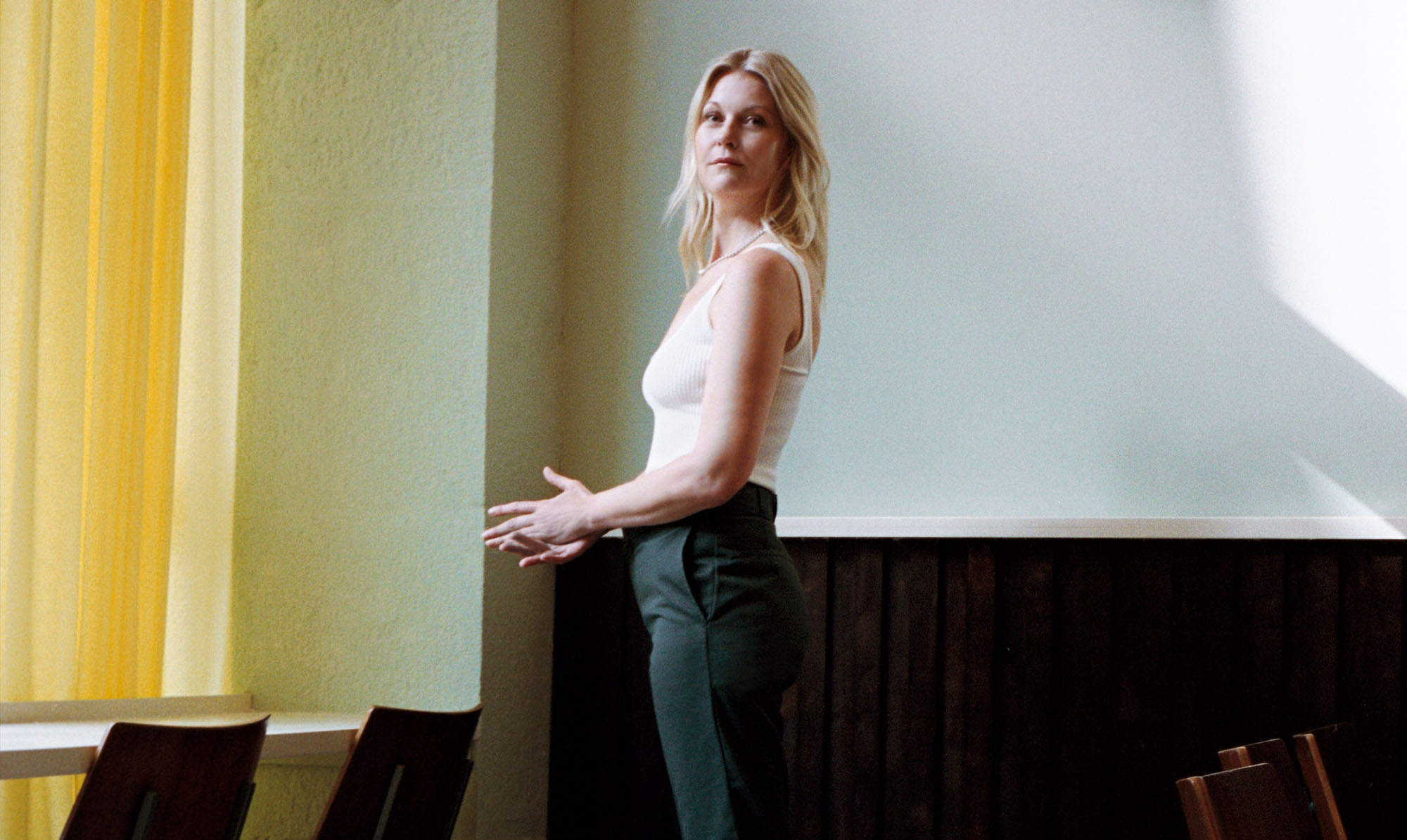 Styling: Rikke Jung Larsen. Hår & makeup: Marianne Jensen. Tak for lån af location til Paradiso Bar. Anne Mette Kirk: "Jeg var en elendig journalist på den måde, at jeg tog alt med hjem"