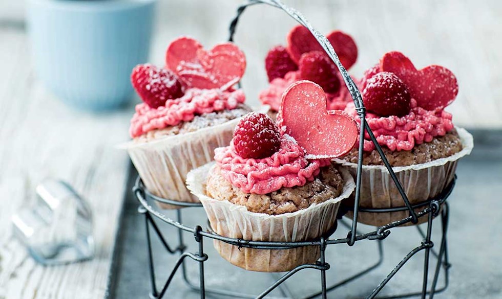 Skønne cupcakes med syrlige hindbær, der giver et godt modspil til den søde og saftige kage. Cupcakes med hindbær