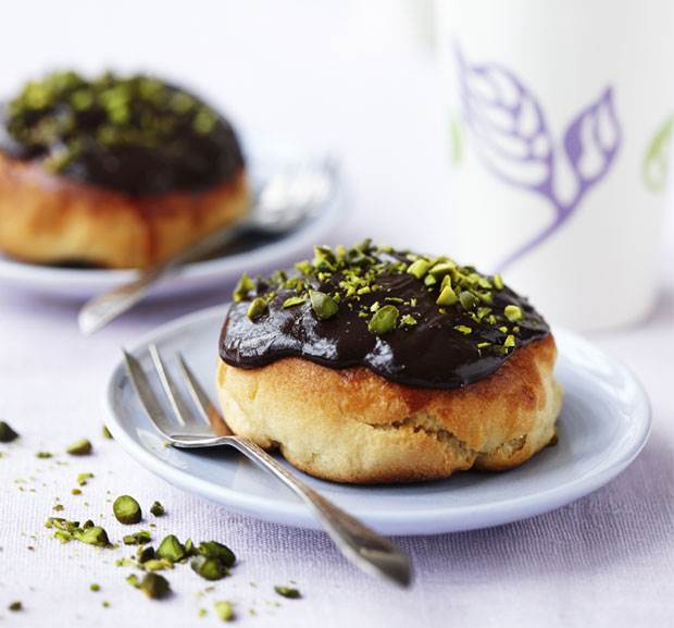 Fastelavnsboller med chokoladecreme og moccaglas