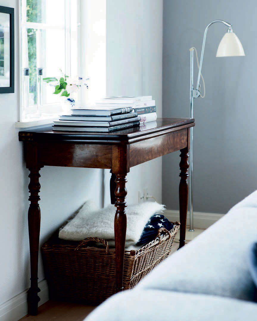Det antikke spillebord i mahogni er et arvestykke fra Tines mormor og morfar, som både hun og broren gjorde alt for at få fat på.