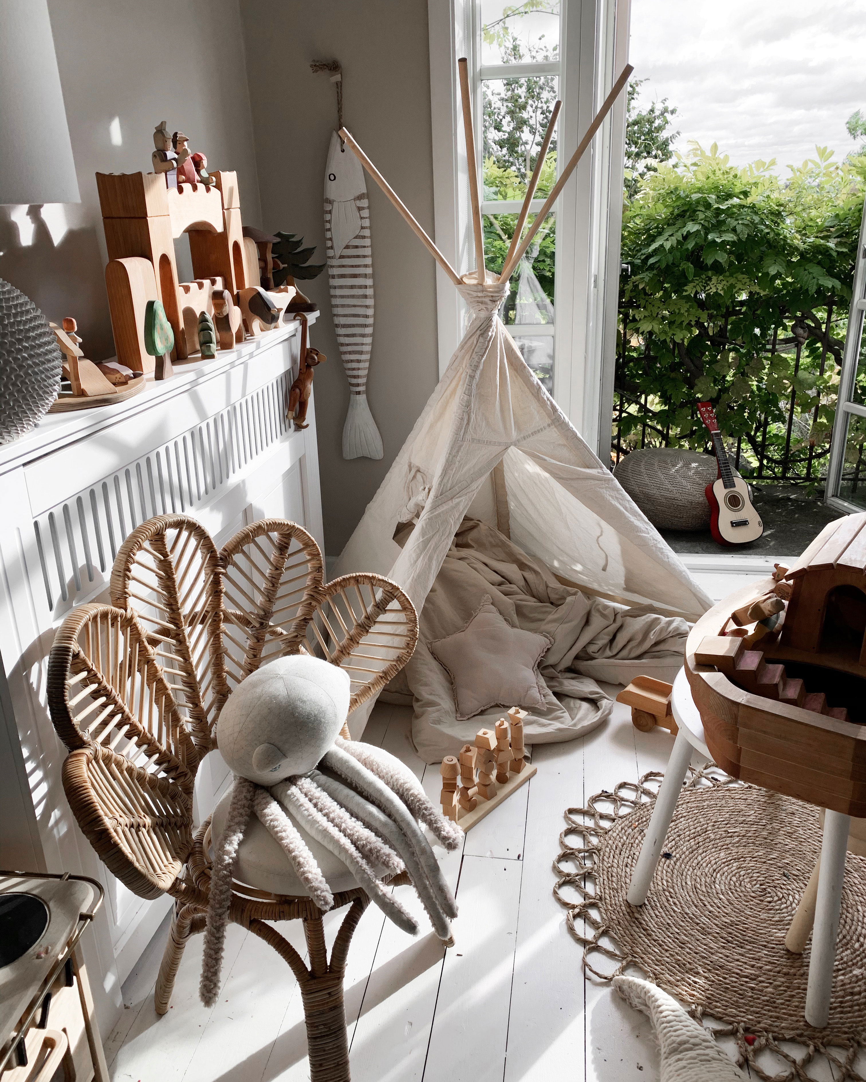 Når det regner sidder Molly og Elliot i deres tipi og læser historier. Hvis solen er fremme bliver altanen omdannet til et hyggerum med masser af puder.