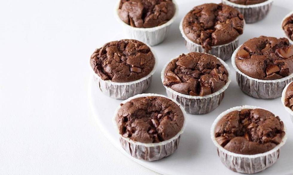 Lækre muffins med chokolade, som er supernemme at bage. Opskrift på nemme chokolademuffins