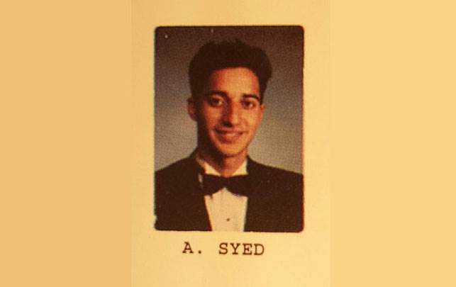 Adnan Syed var 17 år og gik i high school, da hans ekskæreste blev dræbt på vej hjem fra skole. Et vidneudsagn og mangel på alibi sendte ham bag træmmer, hvor han stadig sidder og afsoner en livstidsdom for mordet. Mordsag er det mest lyttede radioprogram nogensinde